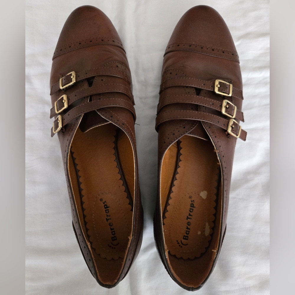 Baretraps Sz 10 Brown shoes with gold buckle detail